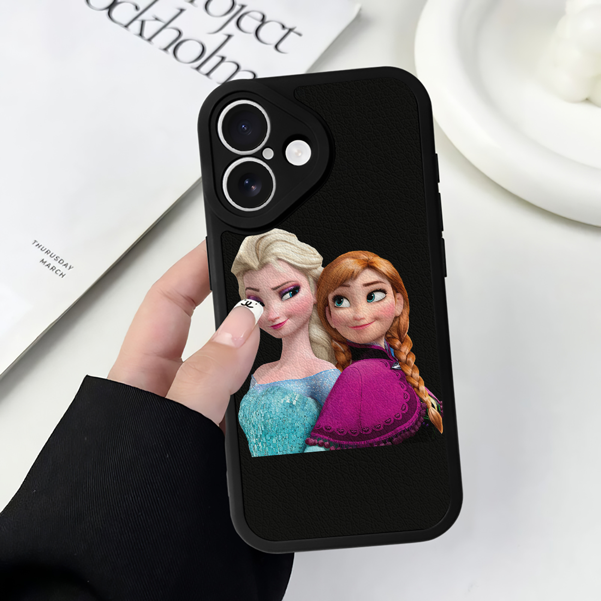 （画像用） アナと雪の女王 アンナ エルサ Frozen Anna Elsa 【iPhone 16シリーズ対応】シリコンスマホケース（レザー調） 材質：シリコン